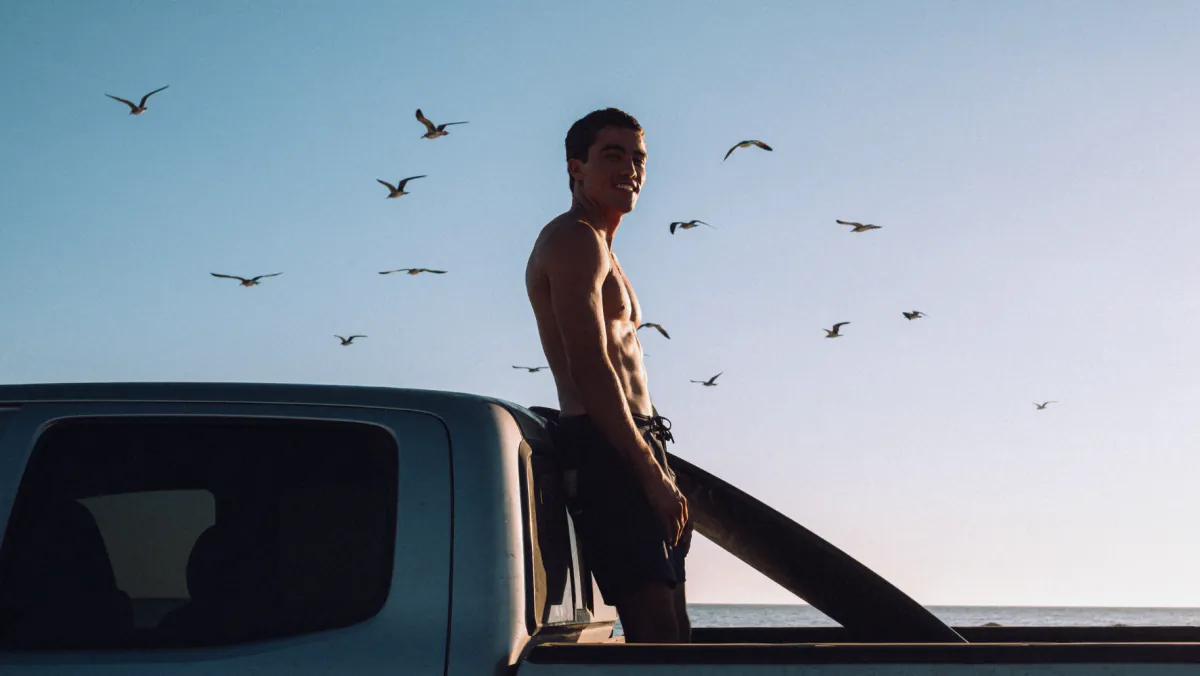 Mann steht auf einem Pick-up, über ihm fliegen Möwen
