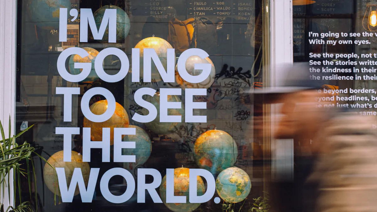 Schaufenster mit Globen und dem Schriftzug „I’m going to see the world“